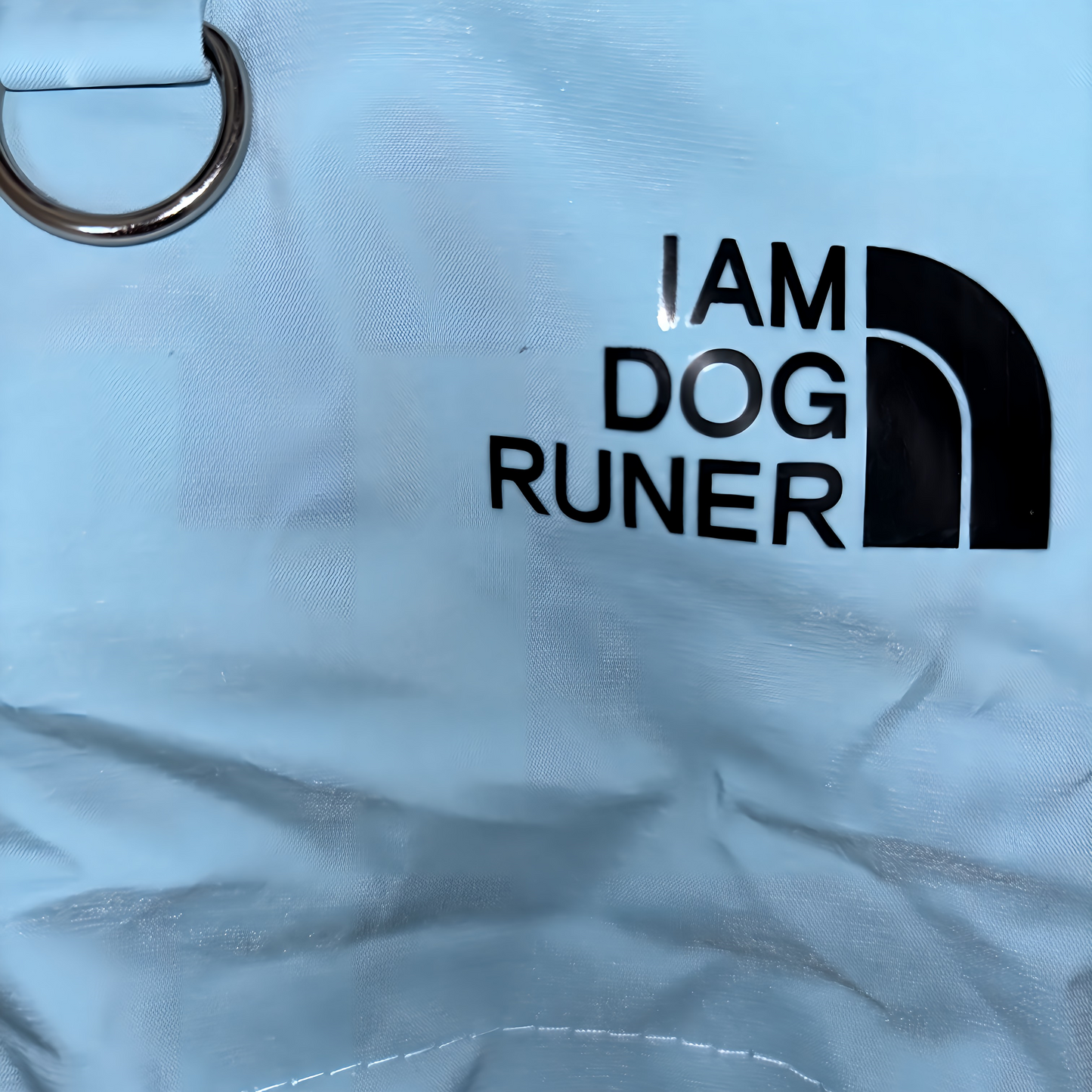 冬向けの犬用洋服、暖かいダウンジャケット風ドッグウェア。もこもこ裏地で防寒対策◎。汚れ防止＆抜け毛対策に最適。反射テープ付きで夜間のお散歩も安心な小型犬向けデザイン。