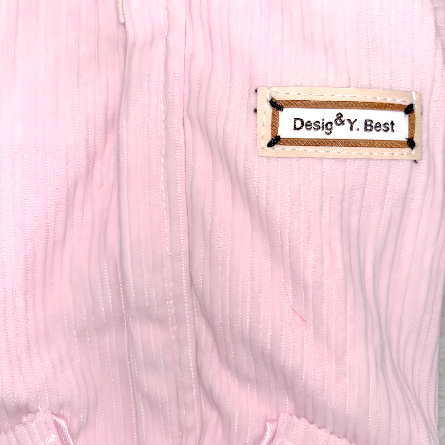 秋冬向けの犬用洋服、ふわふわで暖かいストライプデザインのドッグウェア。防寒・汚れ防止・抜け毛対策に最適。前ボタン仕様で着脱簡単、小型犬にもおすすめ。