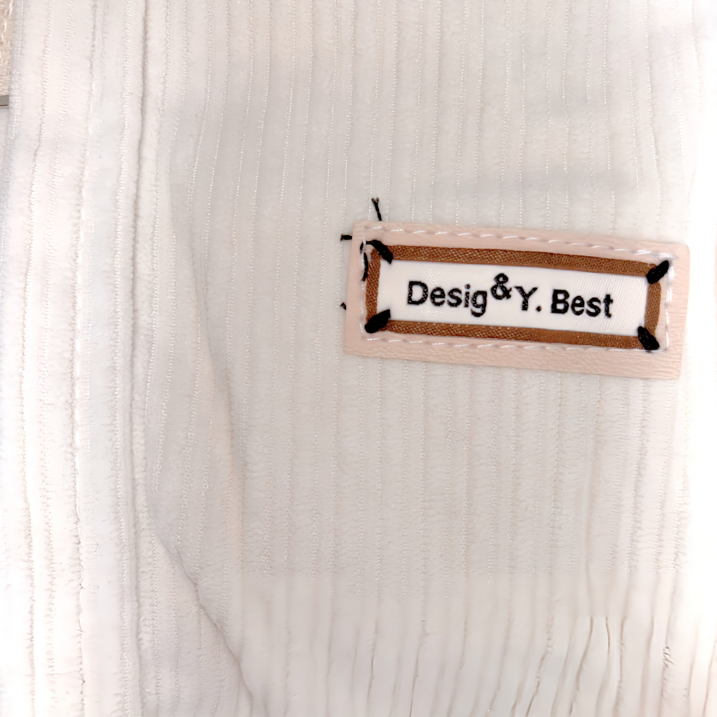 秋冬向けの犬用洋服、ふわふわで暖かいストライプデザインのドッグウェア。防寒・汚れ防止・抜け毛対策に最適。前ボタン仕様で着脱簡単、小型犬にもおすすめ。