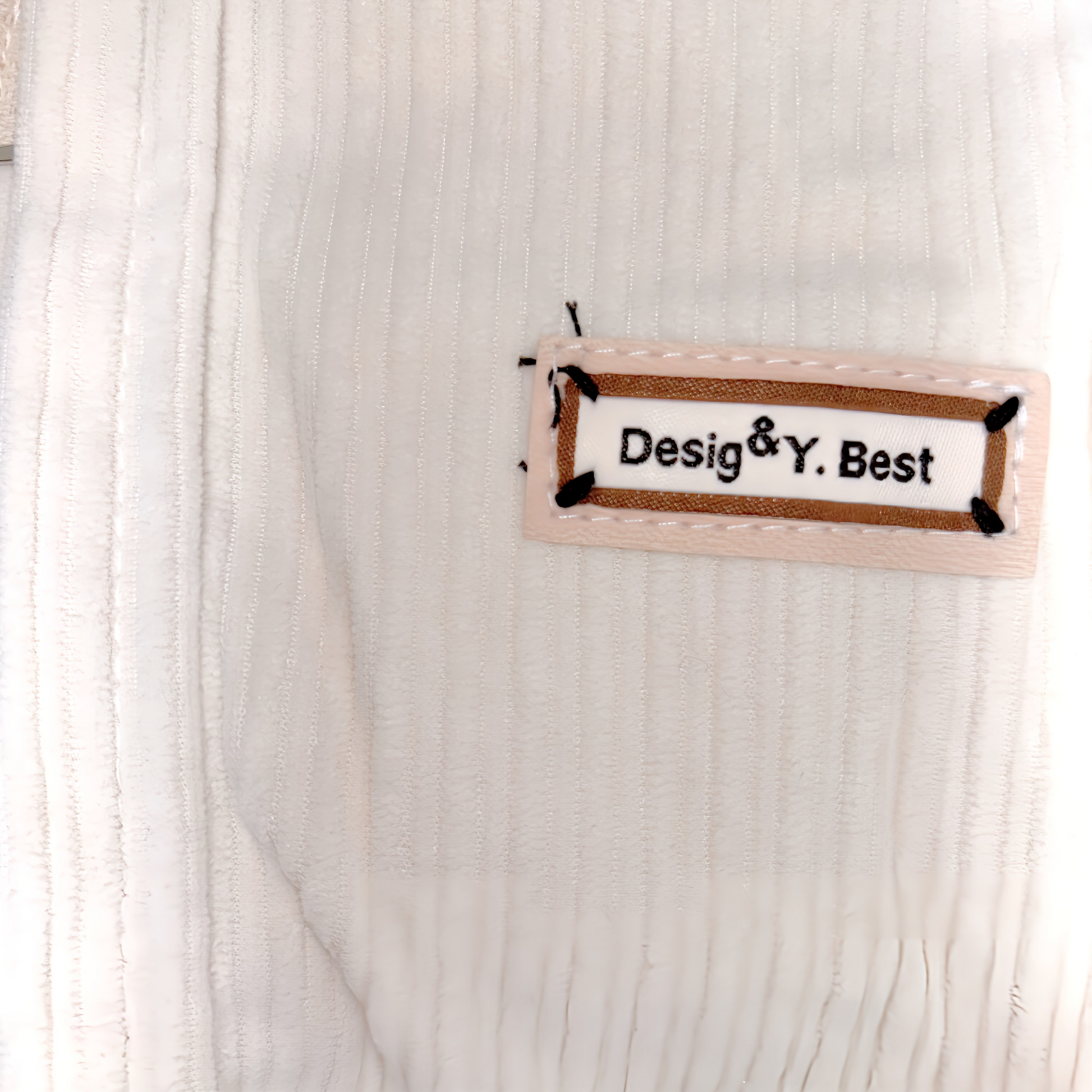 秋冬向けの犬用洋服、ふわふわで暖かいストライプデザインのドッグウェア。防寒・汚れ防止・抜け毛対策に最適。前ボタン仕様で着脱簡単、小型犬にもおすすめ。