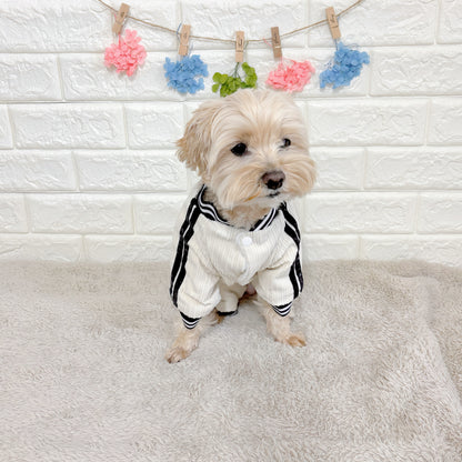秋冬向けの犬用洋服、ふわふわで暖かいストライプデザインのドッグウェア。防寒・汚れ防止・抜け毛対策に最適。前ボタン仕様で着脱簡単、小型犬にもおすすめ。