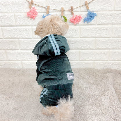 秋冬向けの犬用洋服、暖かいコーデュロイ素材のおしゃれなドッグウェア。防寒・汚れ防止・抜け毛対策に最適。前ボタン仕様で着脱簡単、小型犬にもおすすめ。