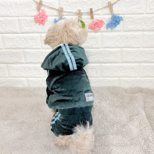 秋冬向けの犬用洋服、暖かいコーデュロイ素材のおしゃれなドッグウェア。防寒・汚れ防止・抜け毛対策に最適。前ボタン仕様で着脱簡単、小型犬にもおすすめ。